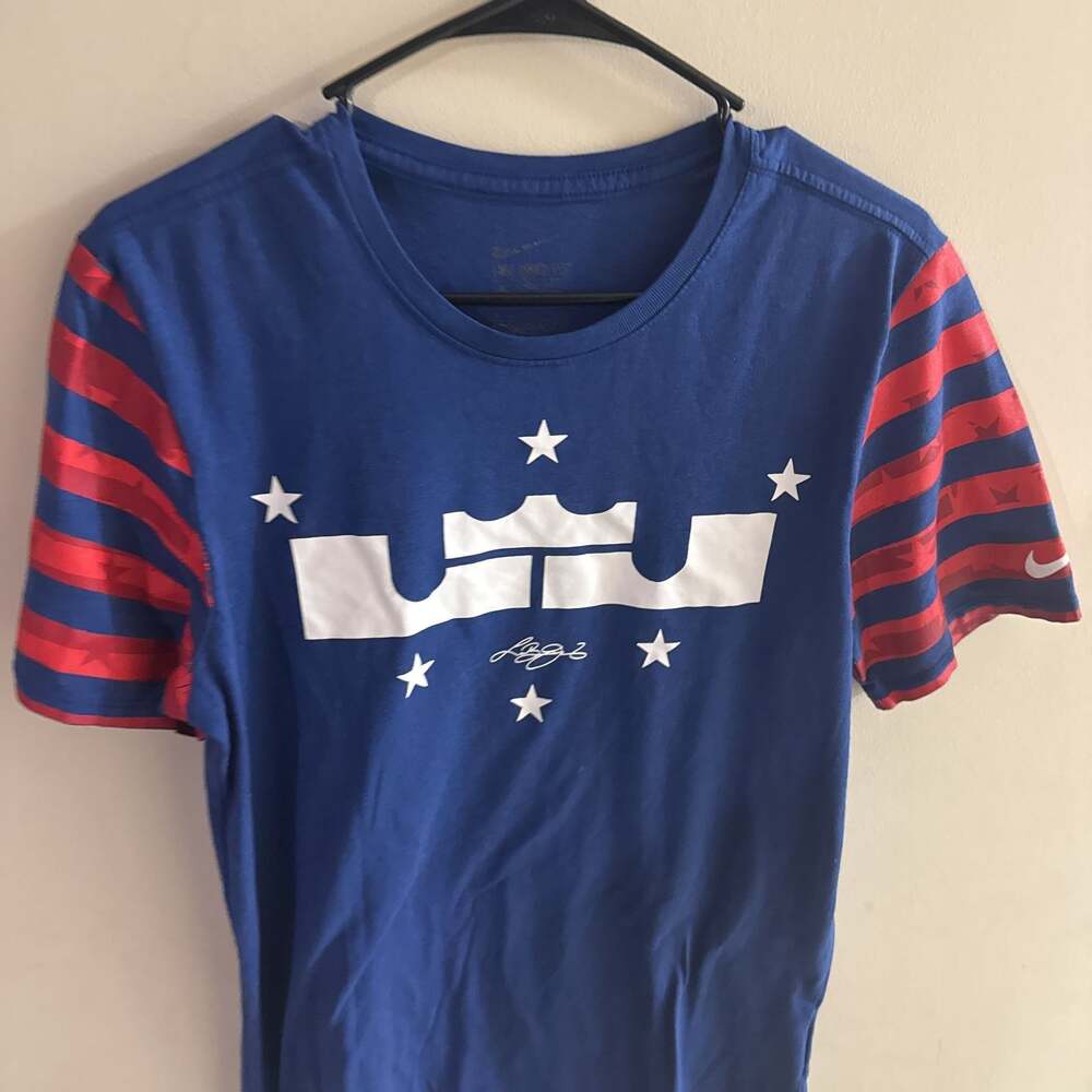Nike LeBron James Flag Red Stripe Sleeve T-Shirt Blue Men's Size M - Picture 3 of 5